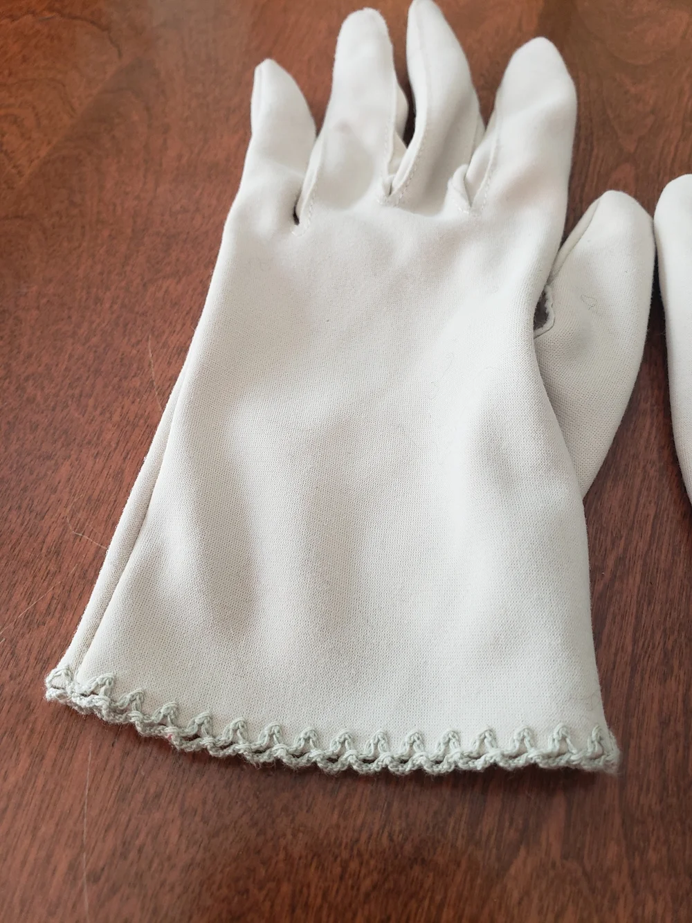 Vtg Crescendoe Caresse Ivory/Cream Wrist Gloves with Scallop Trim Size: 7 (S)